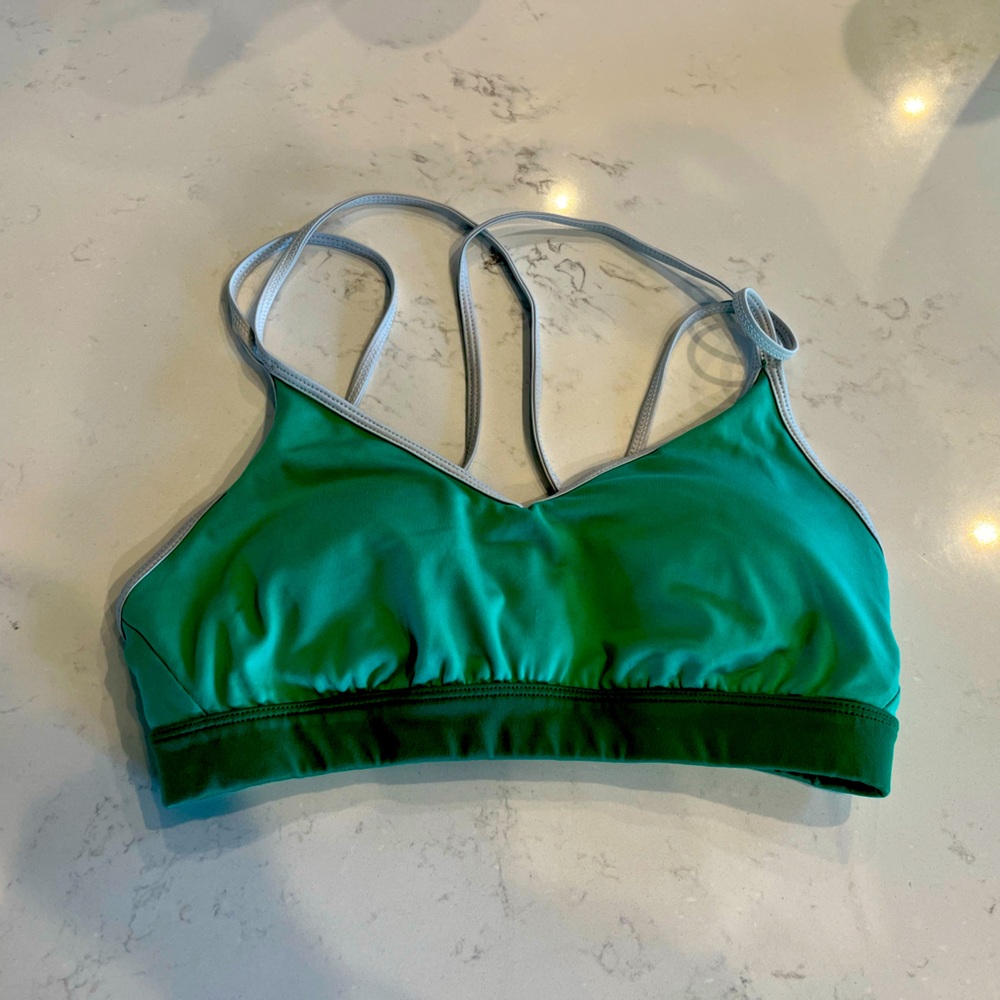 Old navy womens activewear sports bra size medium with crisscross back